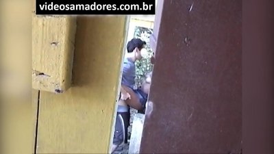 Вуайерист снимает молодую парочку, трахаясь, пока не обнаружит запись видео